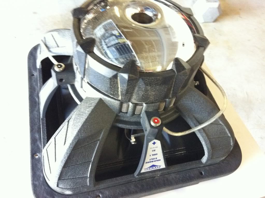 FS: Kicker ZX1000.1 Amp and 2 Kicker 06S12L72 Solo-Baric L7's