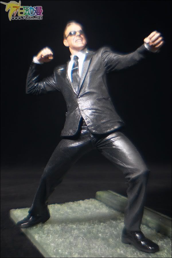 麦克法兰系列玩具 电影系列 黑客帝国第2代 AGENT SMITH 雨中决斗干探史密斯